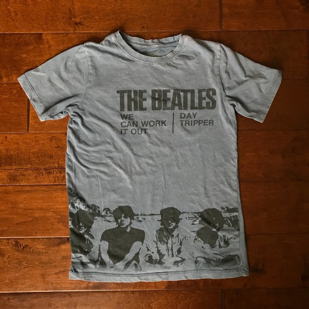 Beatles short sleeved band tee • large